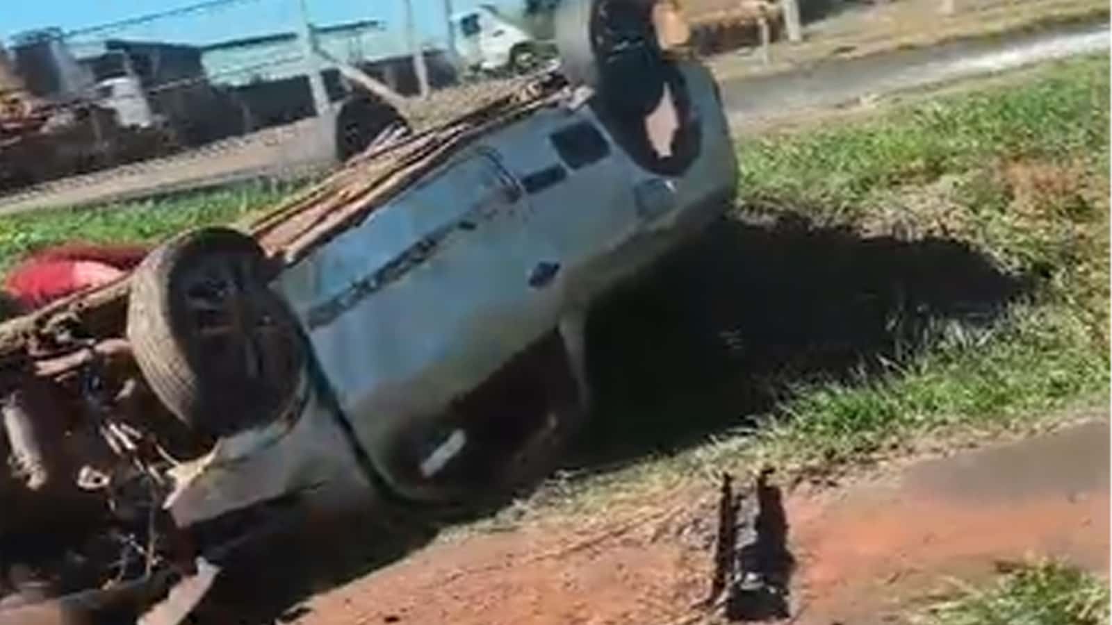 Motorista fica ferido após veículo capotar na BR-153 em Rio Preto (SP)