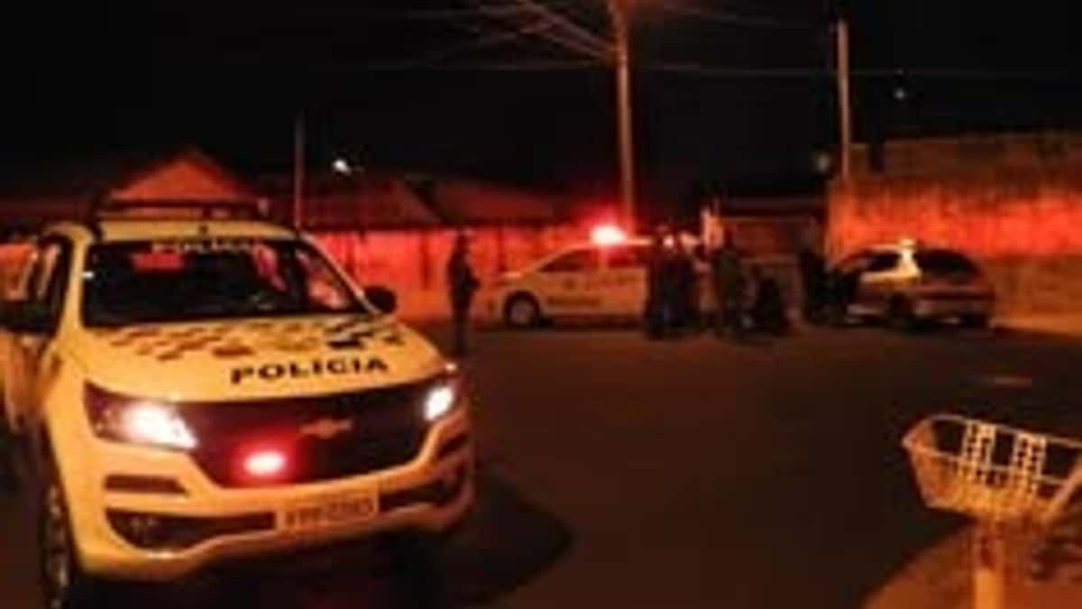 Jovem de 18 anos é executado a tiros enquanto estava sentado na calçada em Rio Preto (SP)