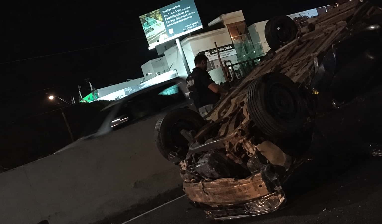Carro capota após ser atingido por caminhão em Rio Preto (SP)