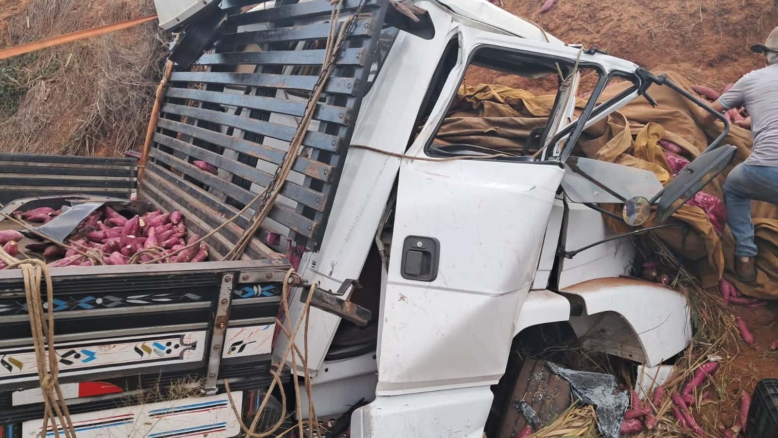 Motorista de caminhão continua internado após grave acidente entre Potirendaba e Cedral (SP)