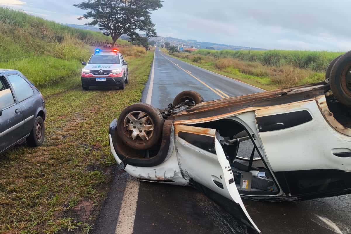 Carro capota e interdita parte da rodovia João Neves em Potirendaba (SP)
