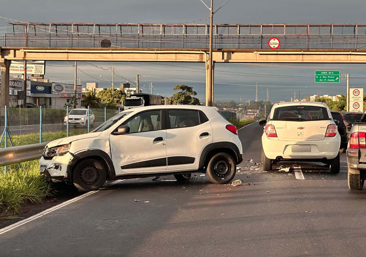 Batida entre dois carros deixa trânsito ainda mais congestionado na BR-153 em Rio Preto (SP)