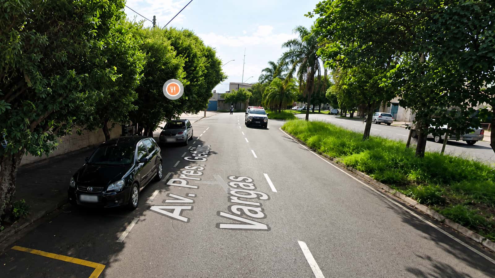 Idoso perde o controle da direção após passar mal e bate carro contra árvore em Rio Preto (SP)