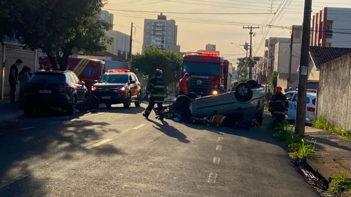Motorista sofre mal súbito e capota carro em Rio Preto (SP)