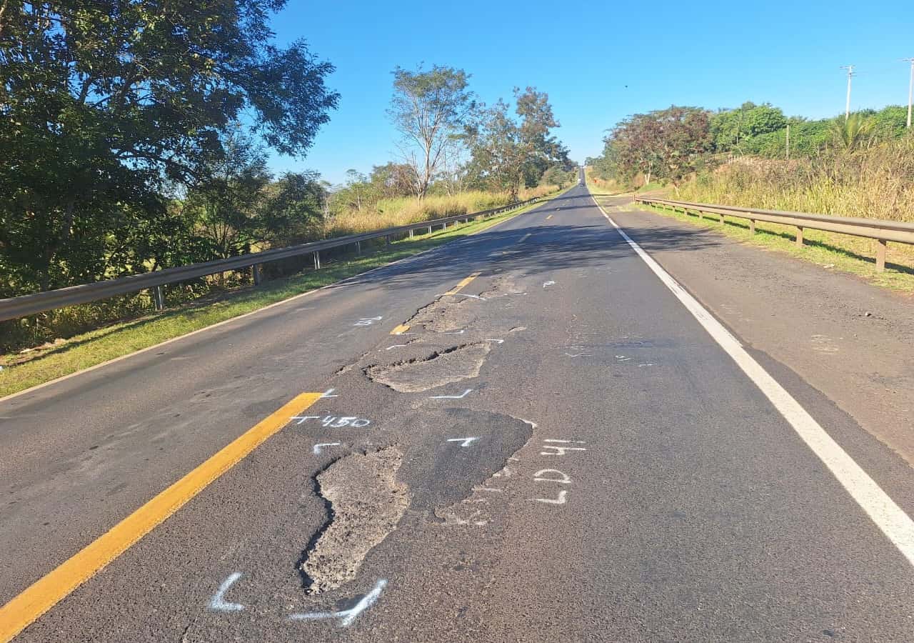 Rodovia Roberto Mario Perosa entre Uchoa e Sales segue abandonada e repleta de buracos